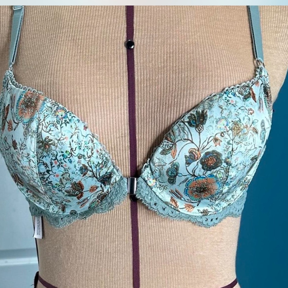 VIctoria’s secret floral  butterfly style bra on the clasp in front size 34 B in